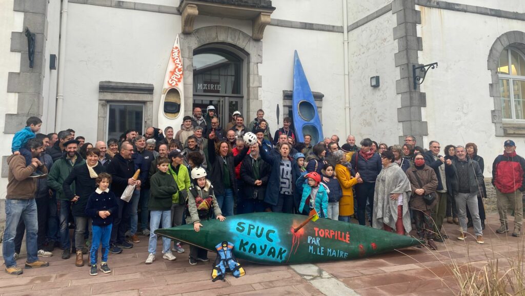 Rassemblement en faveur du SPUC Kayak de Saint-Pée-sur-Nivelle