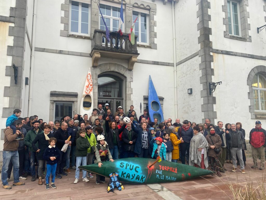Rassemblement en faveur du SPUC Kayak de Saint-Pée-sur-Nivelle et lettre ouverte à Monsieur le Maire